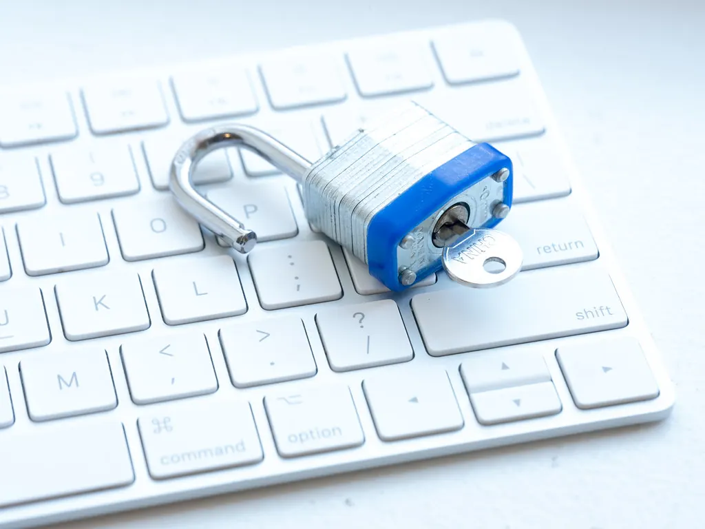 Candado sobre un teclado representando ciberseguridad